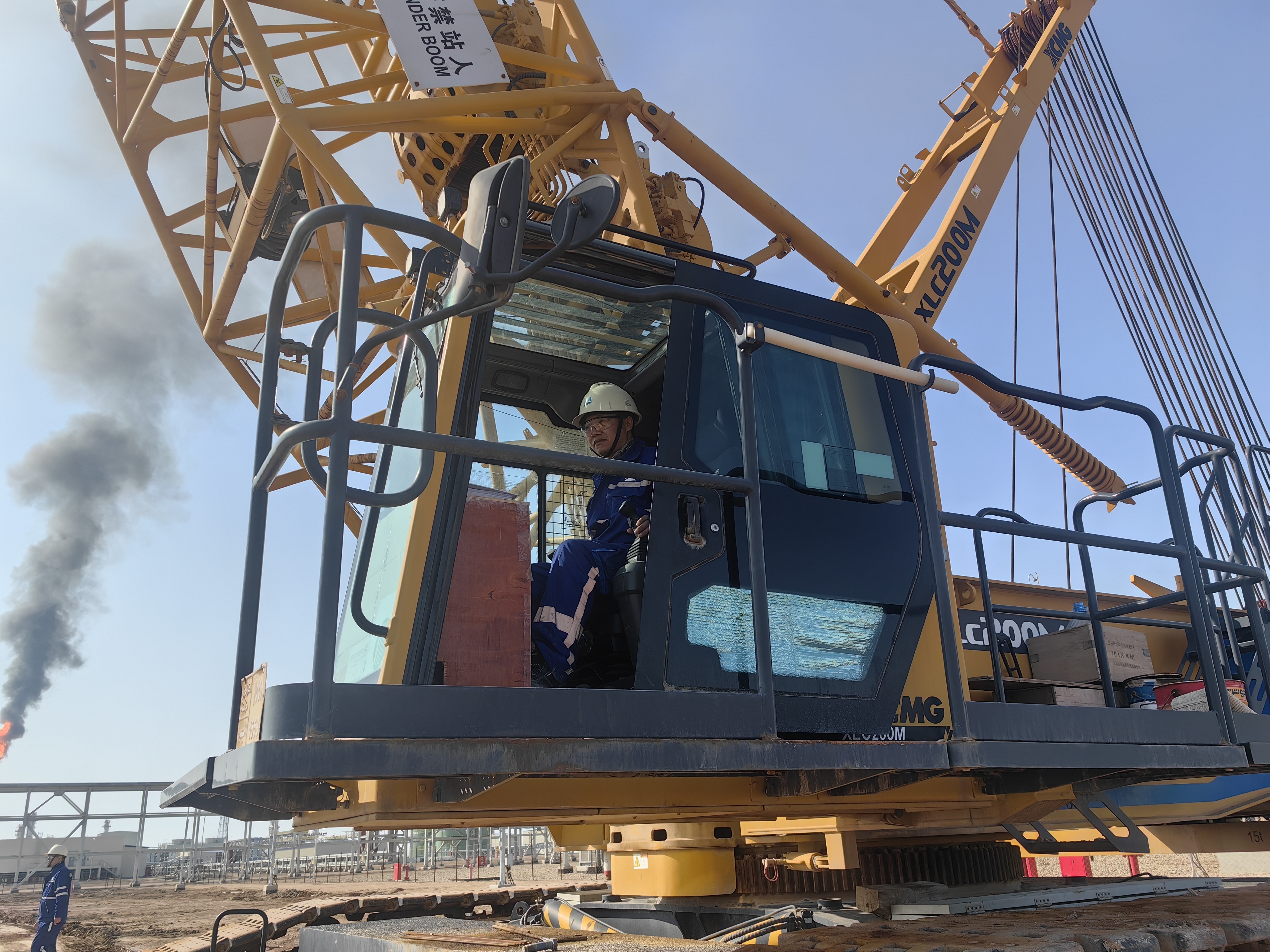 我是王(wáng)少輝,來自河南鄭州登(dēng)封市,在伊拉克巴(bā)士拉項目擔任吊車司機。今年春節我堅守崗位,既要穩握操控杆完成精準吊裝,也要俯身檢修設備保障運行,用紮實行動(dòng)為項目築牢堅實(shí)支撐。 (2).jpg