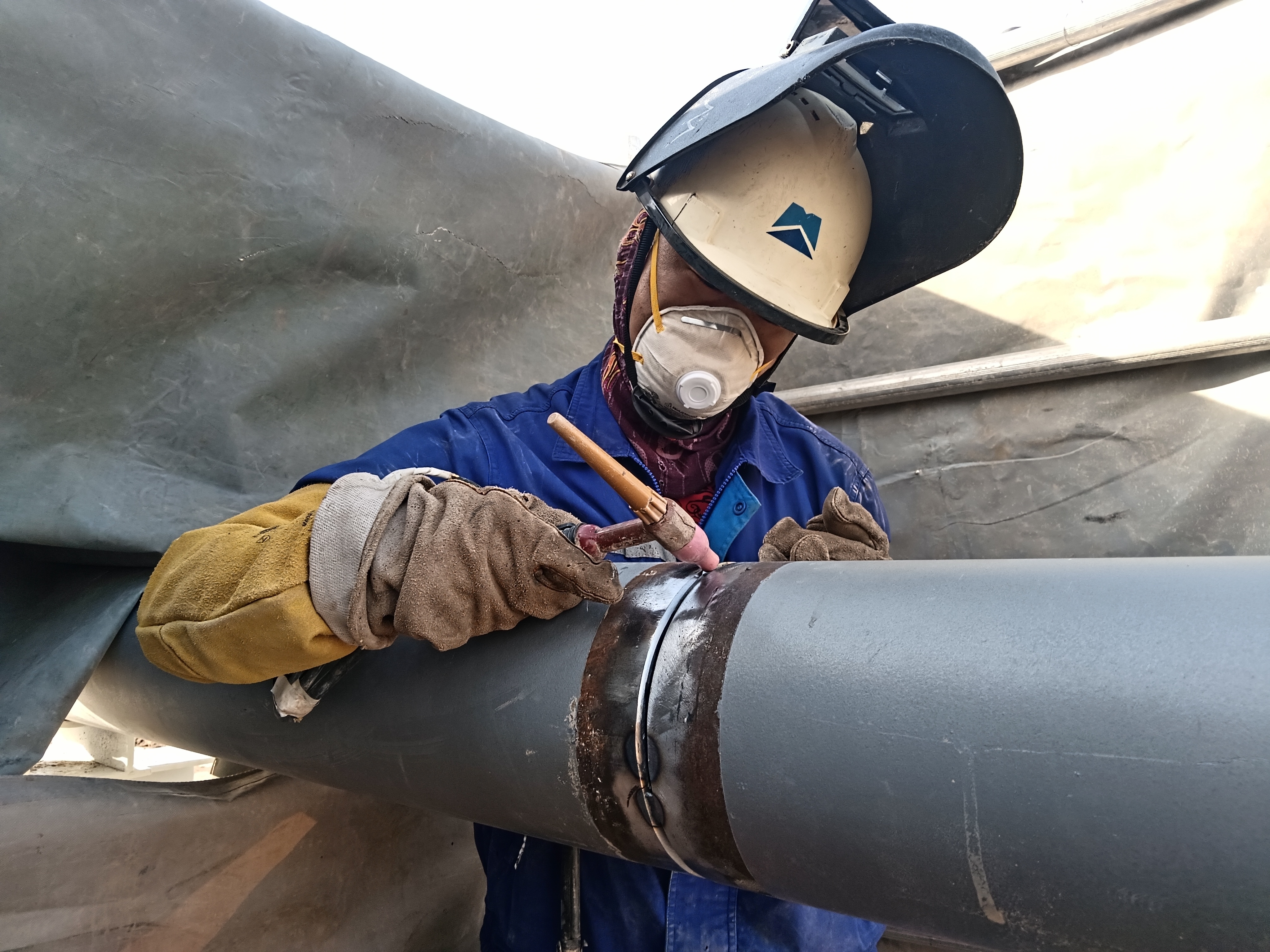 我(wǒ)是焊工魏衝,從河南漯河來到伊拉(lā)克巴士拉,參與巴(bā)士(shì)拉連(lián)井項目(mù)建設。今年(nián)春節我(wǒ)堅守海外崗位,用焊槍(qiāng)焊牢油氣連井管道,以精湛技藝保障能源通(tōng)道暢通,為項目攻堅貢(gòng)獻力(lì)量。 (1).jpg